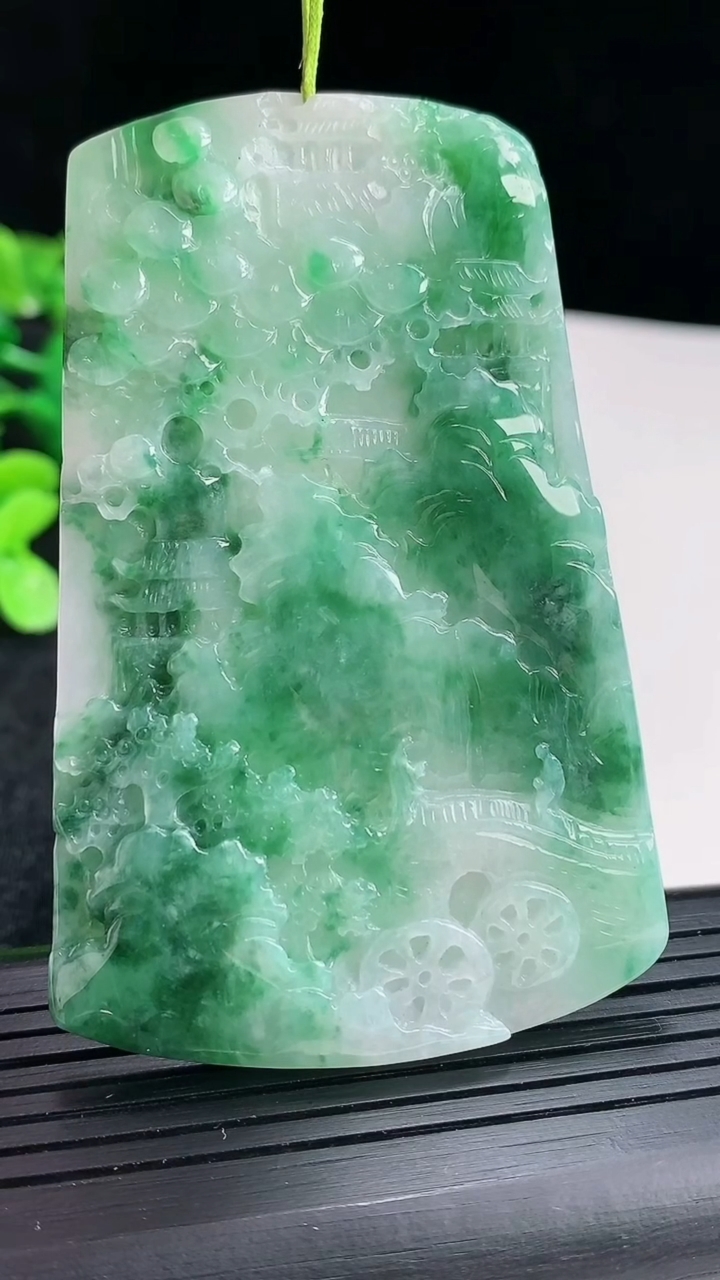 天然A货翡翠牌吊坠尺寸70.6-45.5-4.5重量:36.37g
4月16日