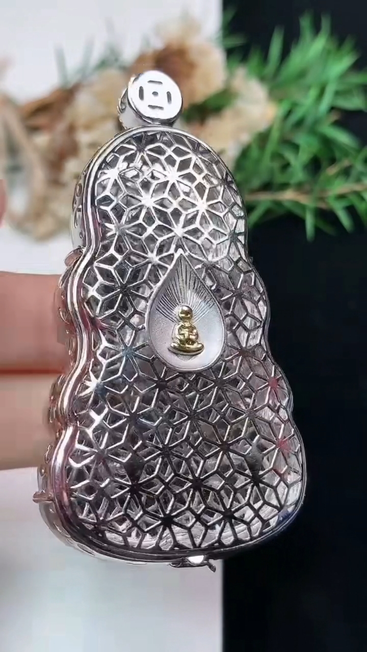 天然A货翡翠白冰度母吊坠，尺寸55.8-33-12.8，重量:32.36g
4月16日