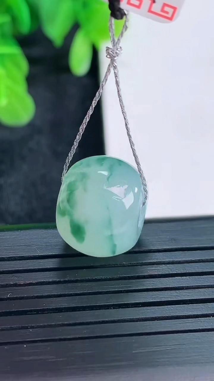 天然A货翡翠飘花路路通吊坠尺寸15.5-12.3重量:5.95g
4月16日