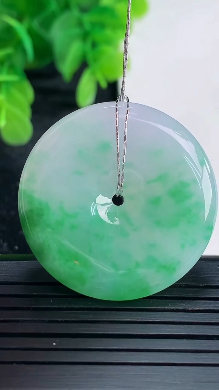 天然A货翡翠平安扣吊坠尺寸33.3-5.7重量:13.94g
4月16日