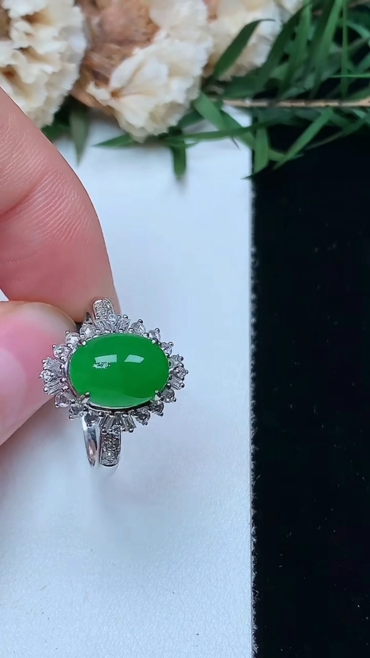 天然A货翡翠蛋面戒指，尺寸16.7-9.8-7.3，重量:3.15g2026年4月16日
工厂直销收藏佳品,种好水足，色泽均匀，有种有色，上手高大气！