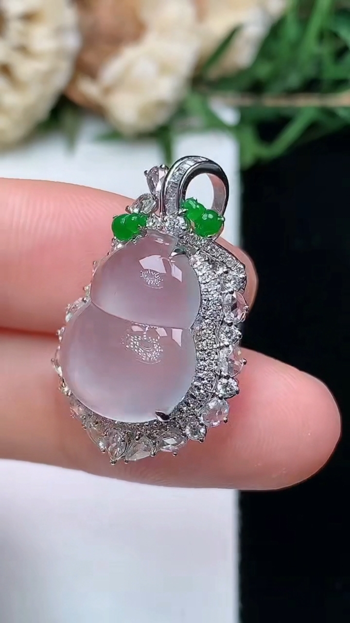 天然A货翡翠白冰葫芦吊坠，尺寸26.3-17-10.5
4月16日，重量:3.03g