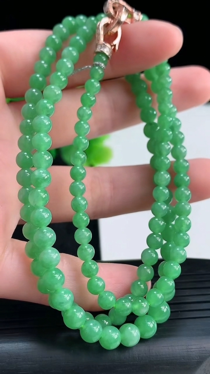 天然A货翡翠圆珠项链尺寸5.4-128颗重量:23.24g4月16日
工厂直销收藏佳品,种好水足，色泽均匀，有种有色，上手高大气！