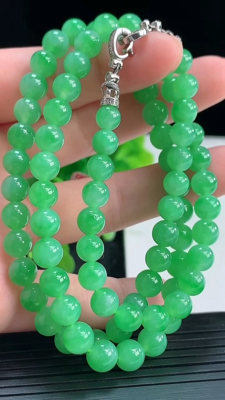 天然A货翡翠圆珠项链尺寸6.3-79颗重量:36.71g
4月16日