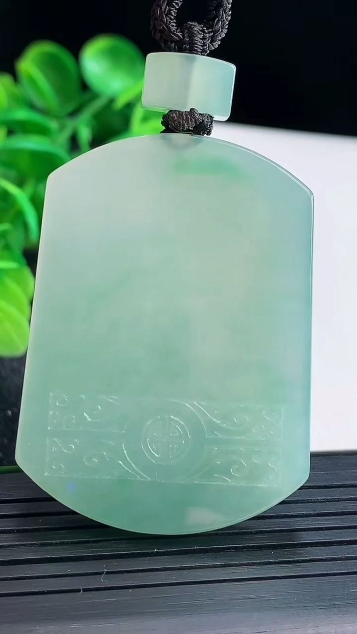 天然A货翡翠仿古无事牌吊坠尺寸50.9-37.7-5.6重量:35.51g
4月16日