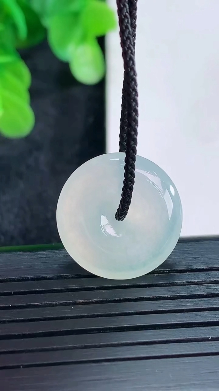 天然A货翡翠平安扣吊坠尺寸18.7-4.8重量:3.66g
4月16日