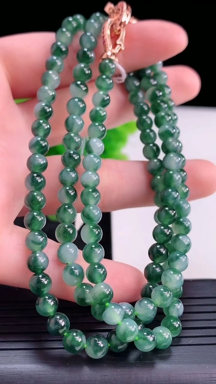 天然A货翡翠飘花圆珠项链尺寸5.1-120颗重量:32.53g
4月16日