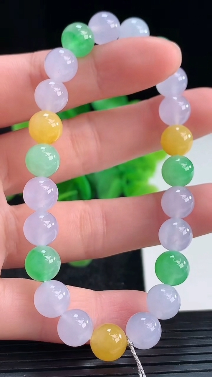天然A货翡翠三彩圆珠手串尺寸7.8-23颗重量:20.39g4月16日
工厂直销收藏佳品,种好水足，色泽均匀，有种有色，上手高大气！