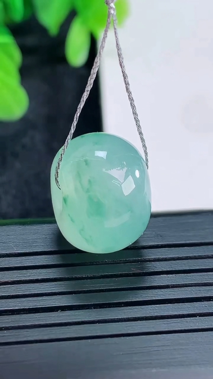 天然A货翡翠飘花路路通吊坠尺寸17.3-12.5重量:7.62g
4月16日