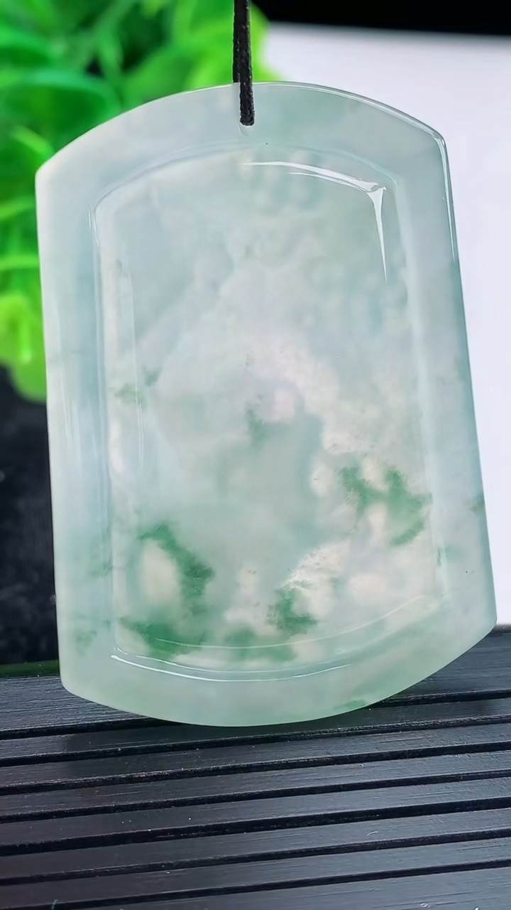 天然A货翡翠飘花生肖鼠吊坠尺寸48.9-34.6-4重量:17.81g
4月16日