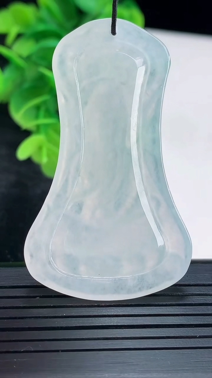 天然A货翡翠观音菩萨吊坠尺寸55.3-33.6-4.9重量:16.75g
4月16日