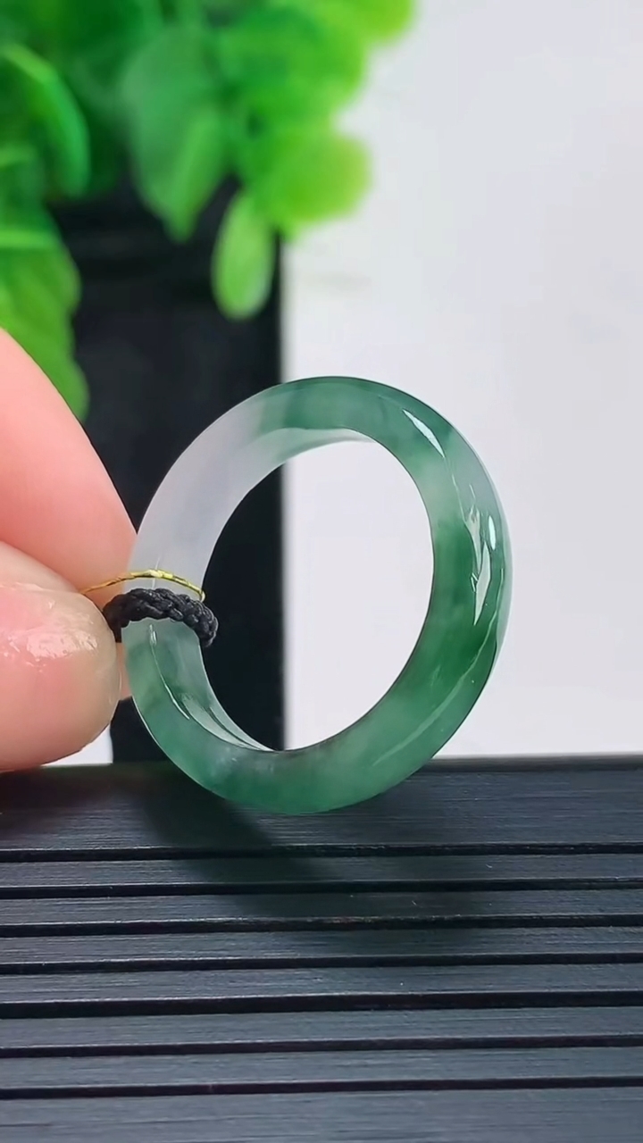 天然A货翡翠飘花指环戒指尺寸18.7-5-2.9重量:3.16g2026年4月16日
工厂直销收藏佳