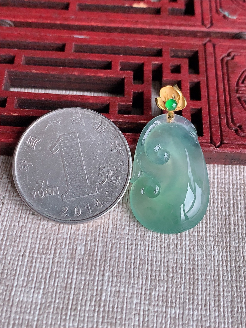 天然A货翡翠18K金扣头晴水如意吊坠 
尺寸31.8-25.5-16.6-5mm 重量3.83g 0415