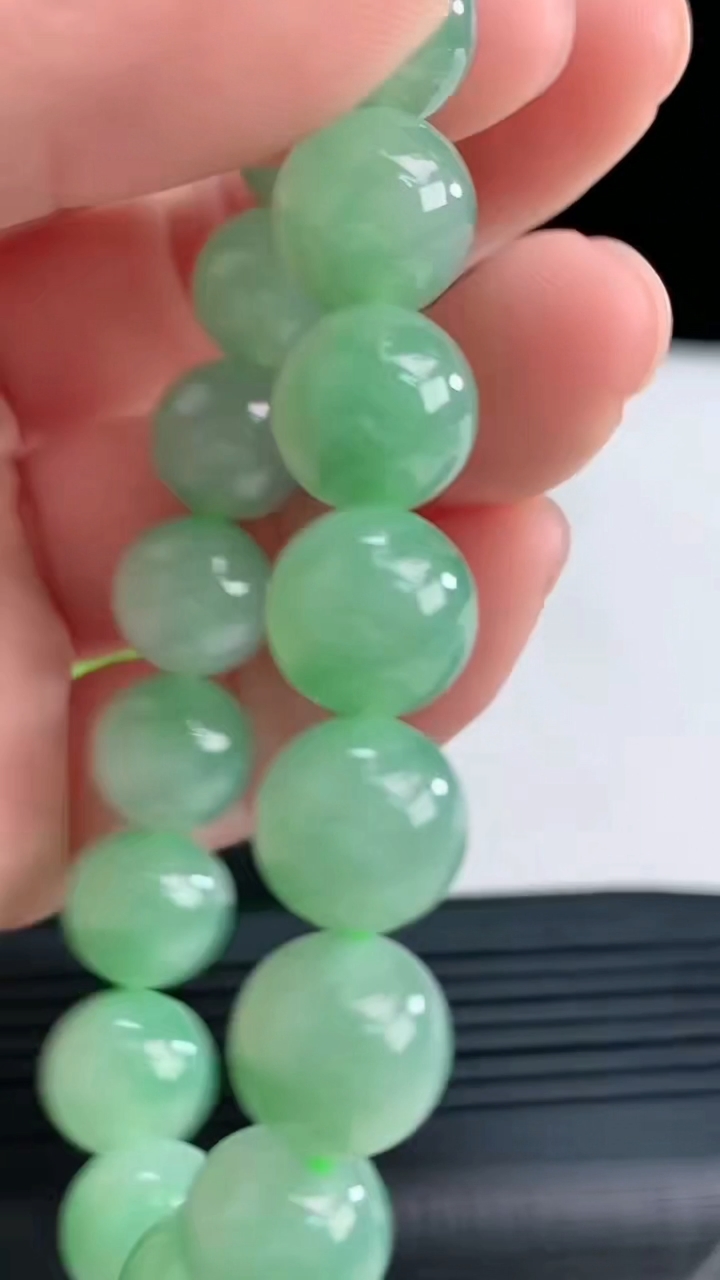 天然A货翡翠圆珠手串尺寸10-19颗重量:34.21g4月16日
工厂直销收藏佳品,种好水足，色泽均匀，有种有色，上手高大气！