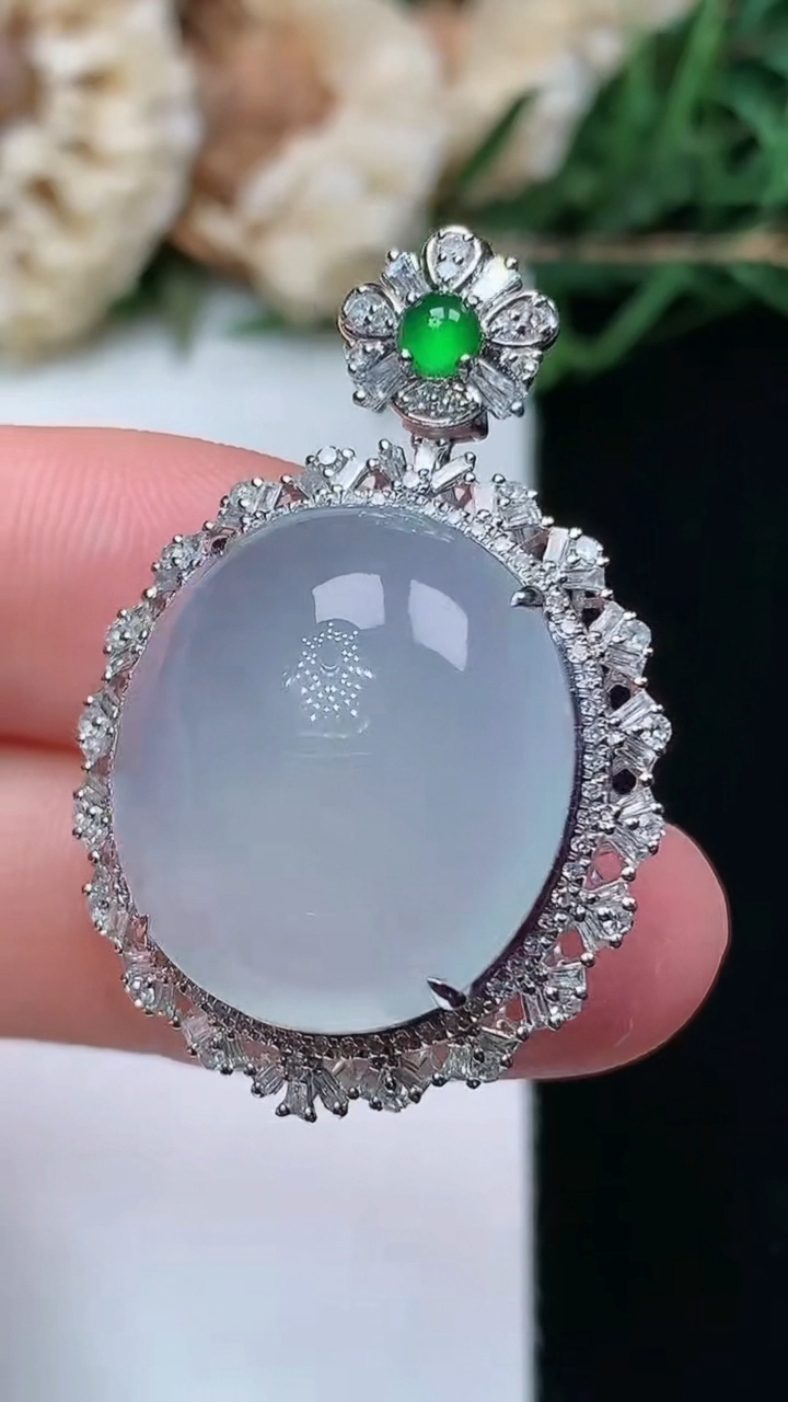 天然A货翡翠白冰蛋面吊坠，尺寸34.6-23-13.2，裸石19-17，重量:6.64g
4月16日