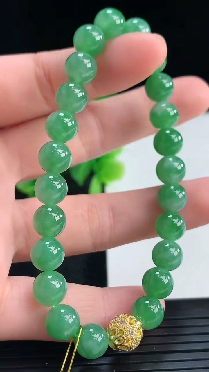 天然A货翡翠圆珠手串尺寸7.4-23颗重量:19.01g4月16日
工厂直销收藏佳品,种好水足，色泽均匀，有种有色，上手高大气！