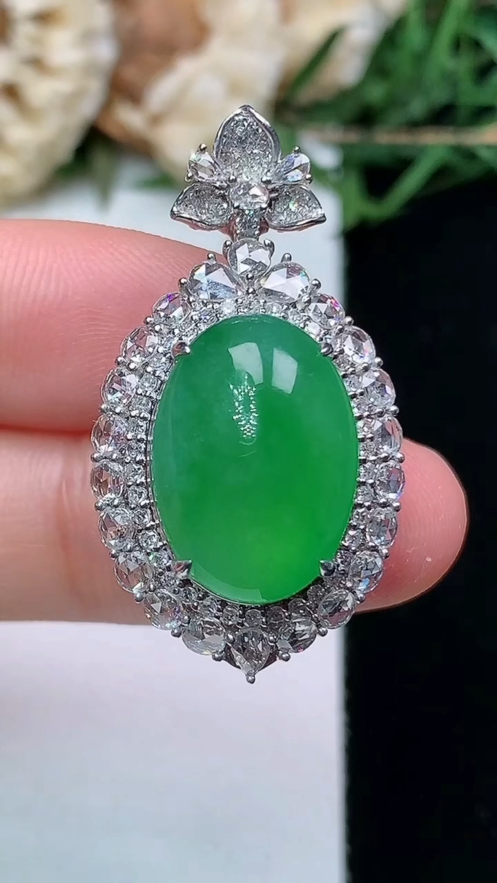 天然A货翡翠蛋面吊坠，尺寸33.3-18.3-13.6，裸石16-11.6，重量:7.98g
4月1