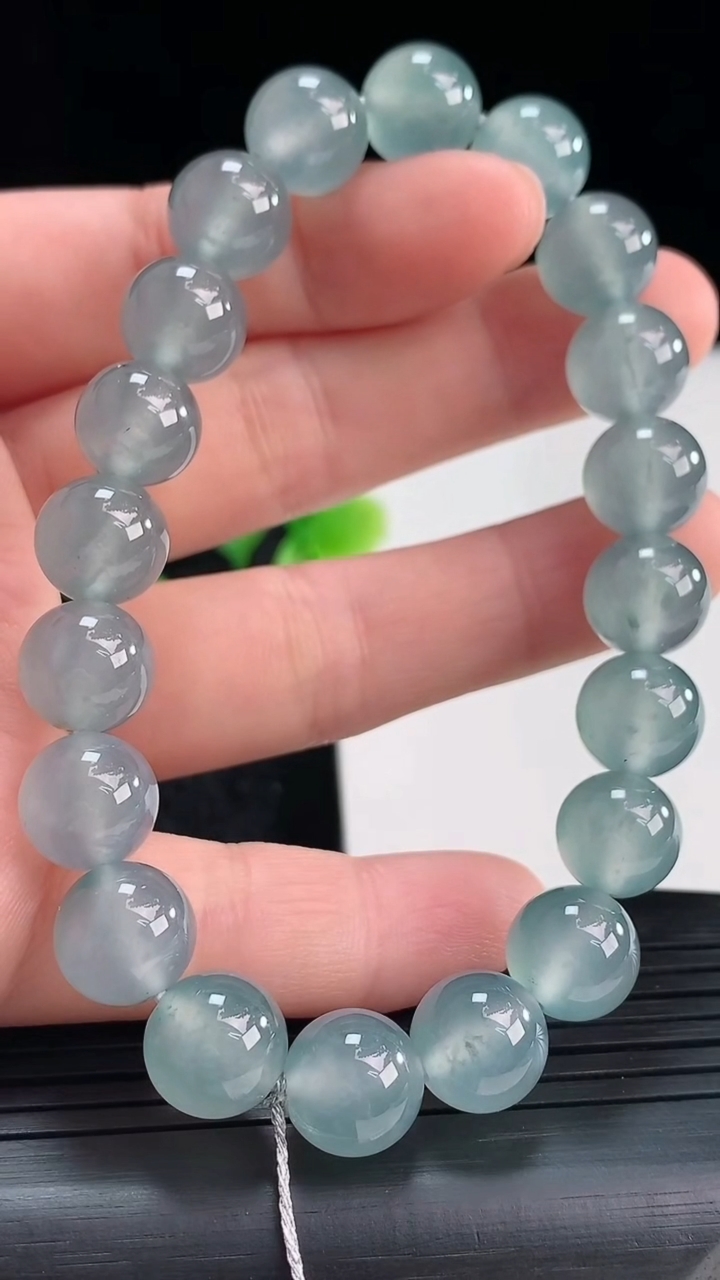 天然A货翡翠蓝水圆珠手串尺寸9.7-20颗重量:32.90g4月16日
工厂直销收藏佳品,种好水足，色泽均匀，有种有色，上手高大气！