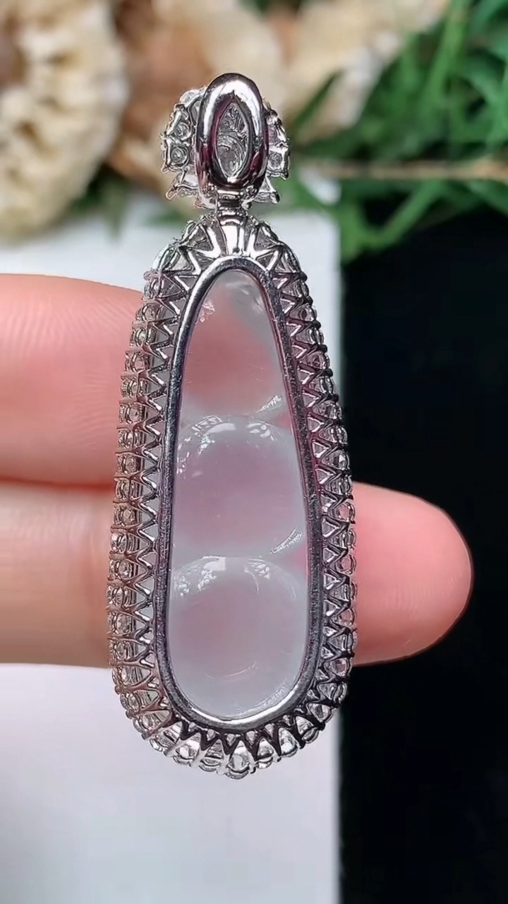 天然A货翡翠白冰福豆吊坠，尺寸41.5-14.9-11.5，裸石29.2-12.2，重量:7.74g
4月16日