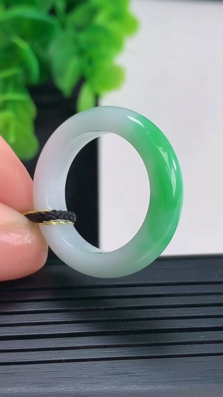 天然A货翡翠指环戒指尺寸20.6-5.9-3.9重量:5.85g2026年4月16日
工厂直销收藏佳