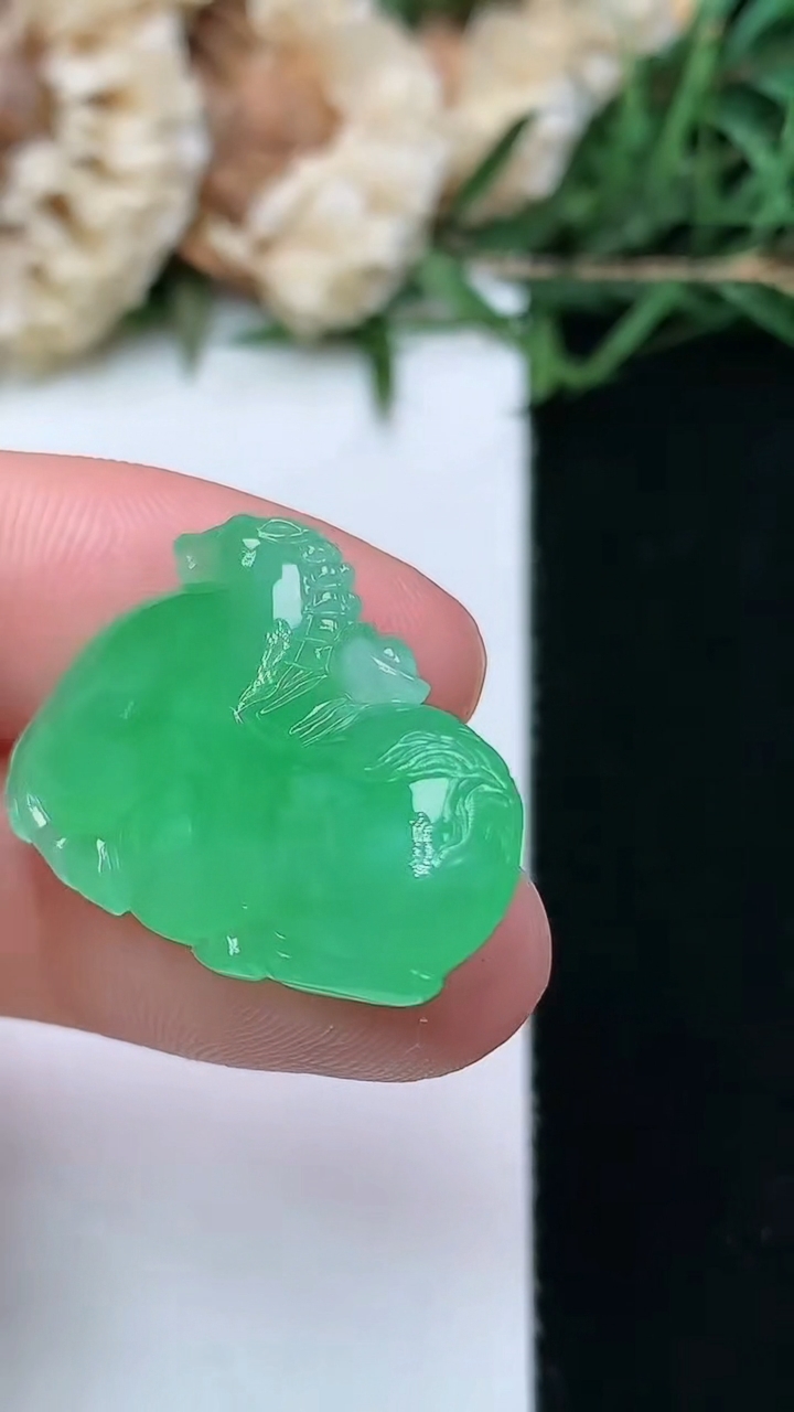 天然A货翡翠马上有钱镶嵌件，尺寸18.6-25.7-5，重量:4.02g
4月16日