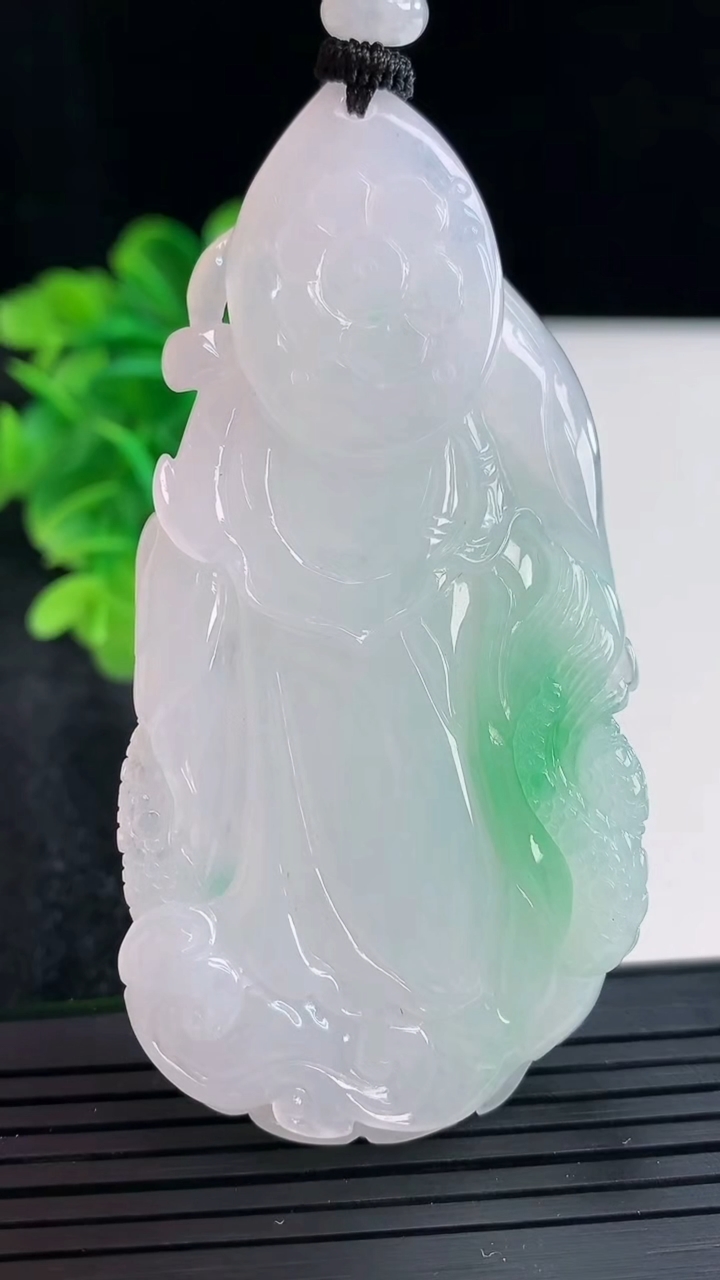 天然A货翡翠祥龙观音菩萨吊坠尺寸74.6-36.8-9.4重量:49.68g
4月16日