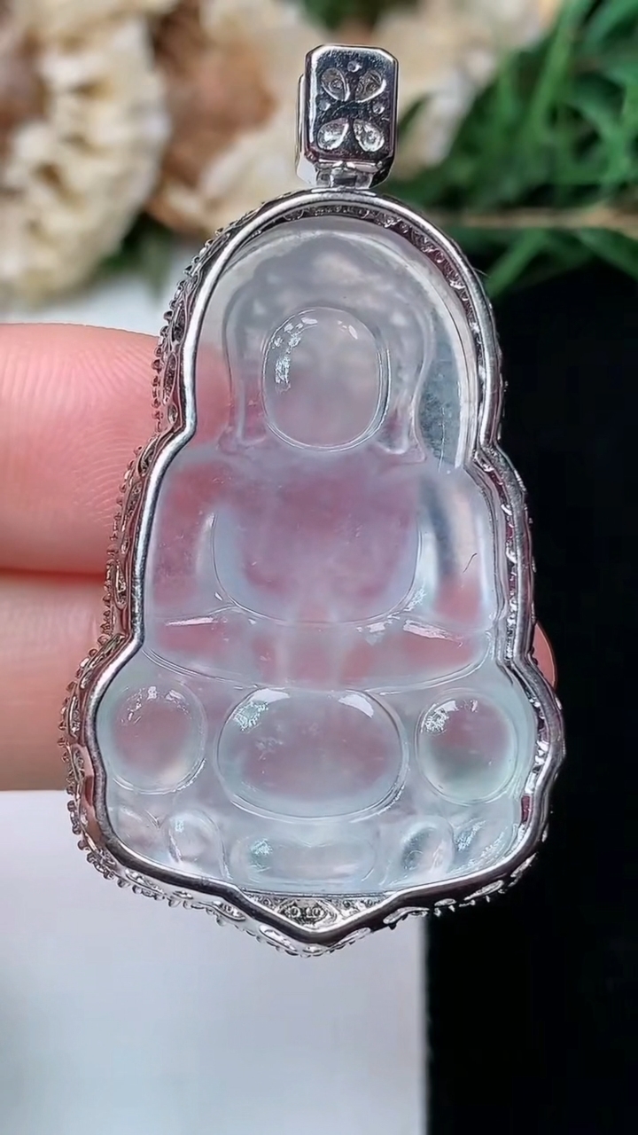 天然A货翡翠观音菩萨吊坠，尺寸45.4-25.4-9.9，裸石34.7-22.6，重量:9.48g
4月16日