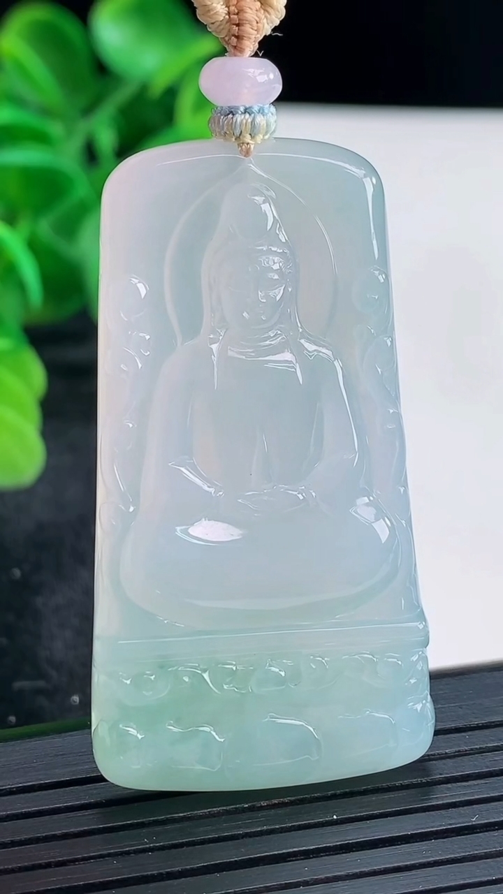 天然A货翡翠观音菩萨吊坠尺寸50.7-26.1-5.5重量:19.71g
4月16日