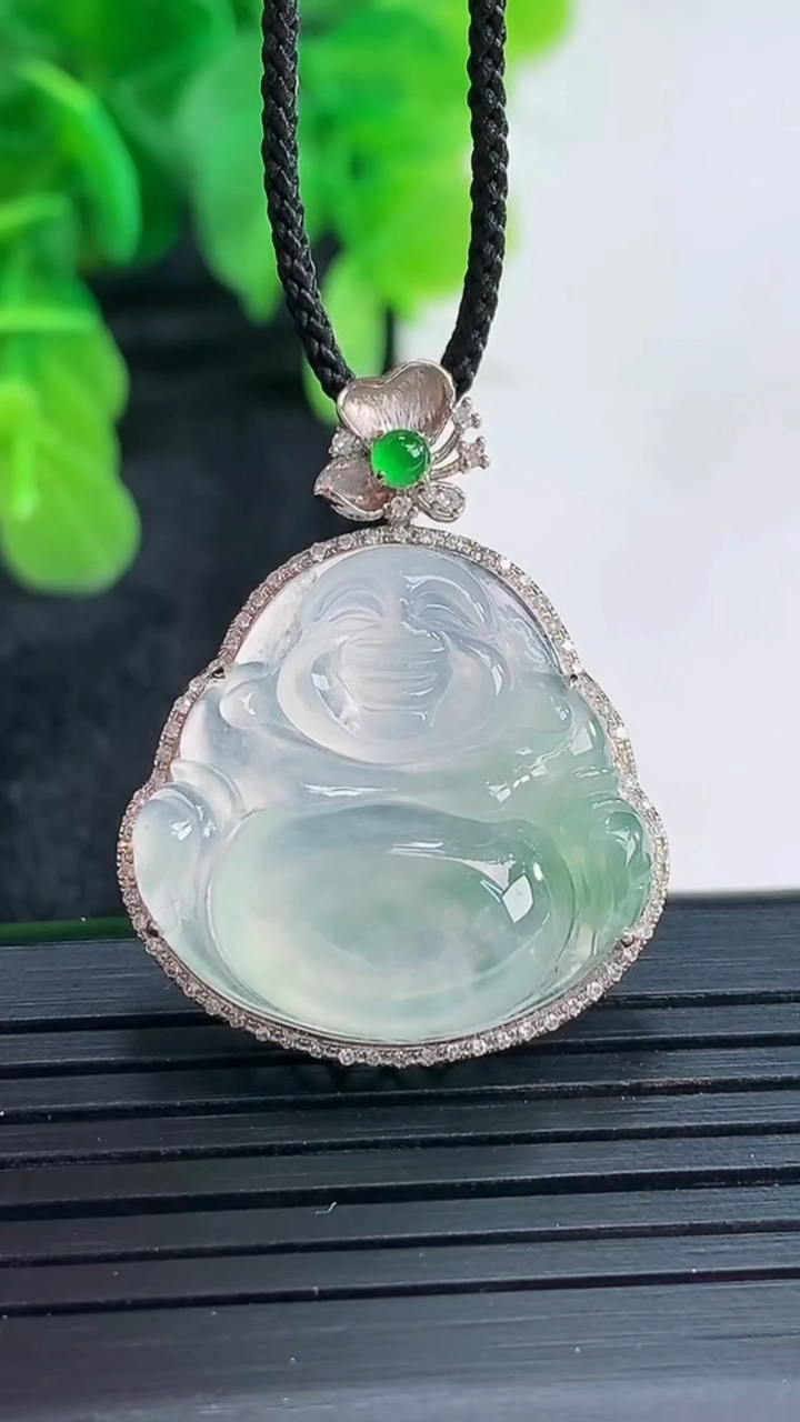 天然A货翡翠佛公吊坠尺寸29.6-23.8-9裸石21.1-21.7重量:5.69g
4月16日