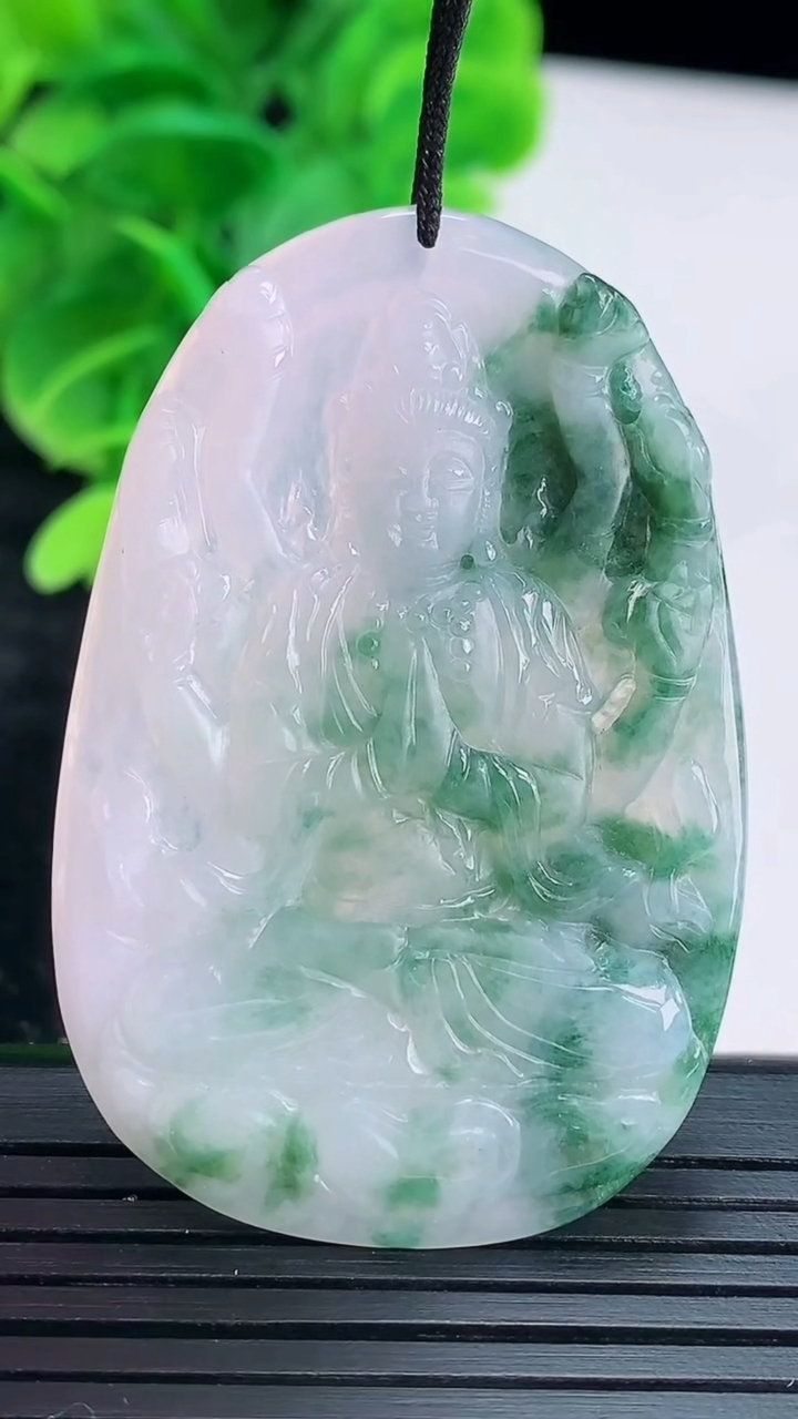 天然A货翡翠飘花千手观音吊坠尺寸49.6-32.7-3.6重量:13.73g
4月16日