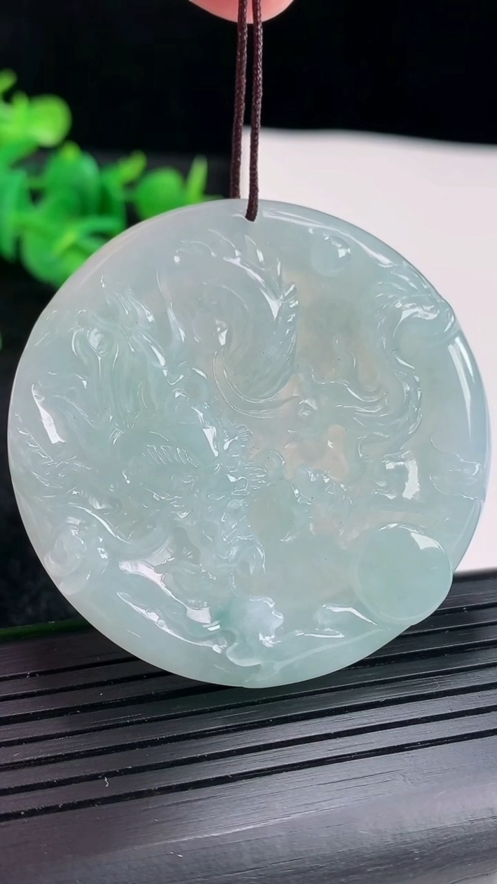 天然A货翡翠飘花龙牌吊坠尺寸49-5.2重量:29.04g
4月16日