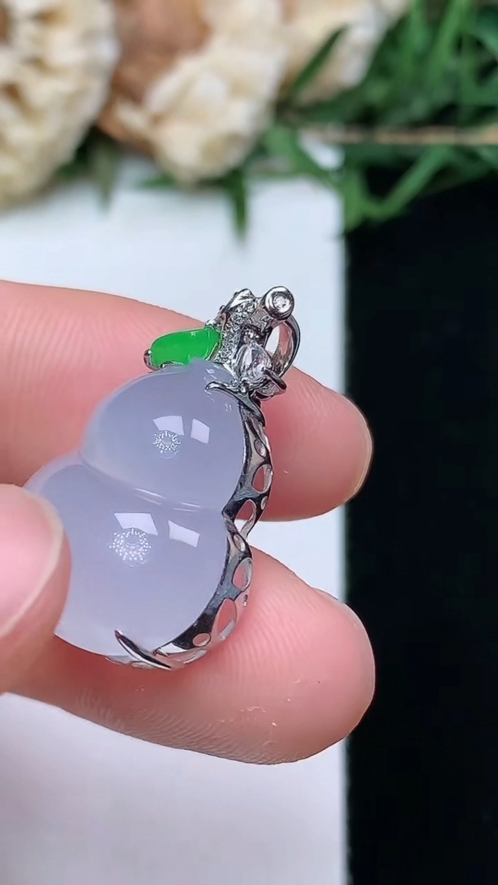 天然A货翡翠飘花葫芦吊坠，尺寸17.7-16.3-8.9，重量:4.00g
4月16日