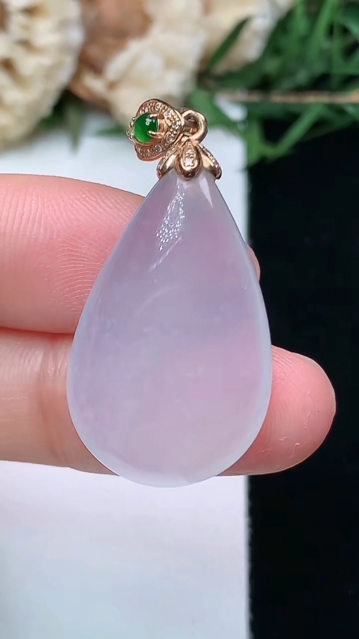 天然A货翡翠白冰水滴吊坠，尺寸26-16.9-5.8，重量:5.33g
4月16日