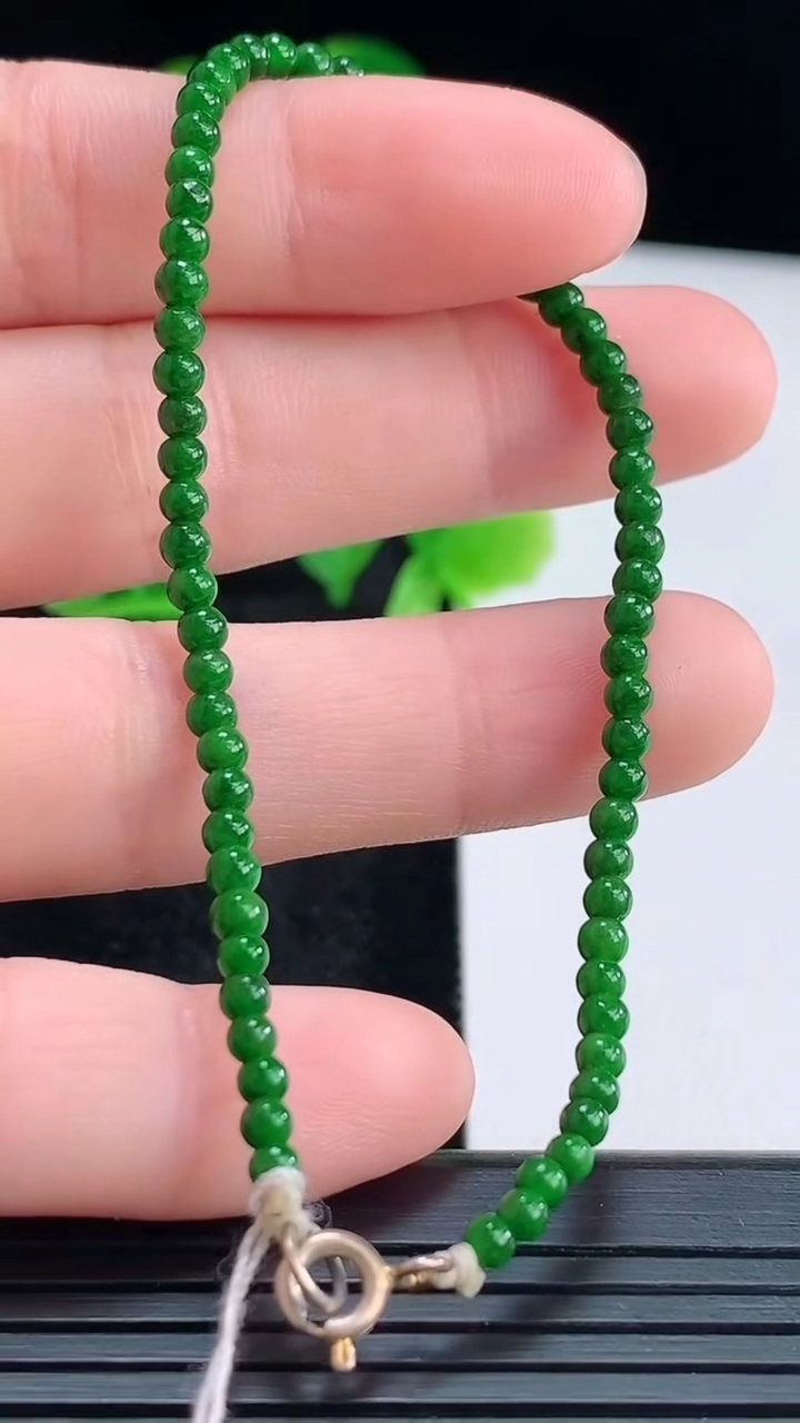 天然A货翡翠小米珠手串尺寸2.6重量:2.57g4月16日
工厂直销收藏佳品,种好水足，色泽均匀，有种有色，上手高大气！