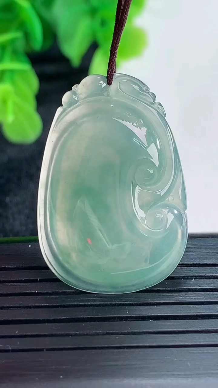 天然A货翡翠如意吊坠尺寸32.2-22.2-4.1重量:5.89g
4月16日