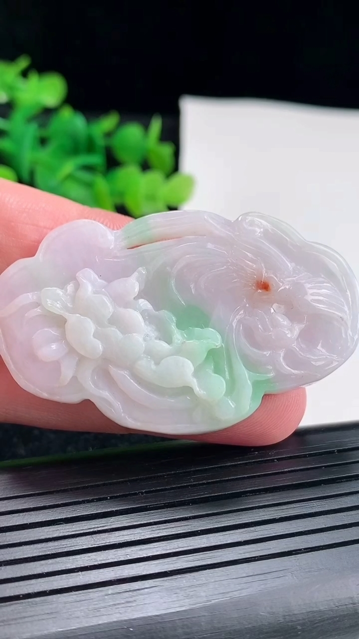 天然A货翡翠春带彩 飘绿和和美美 荷花吊坠尺寸54-32.6-6.8重量:18.74g
4月16日