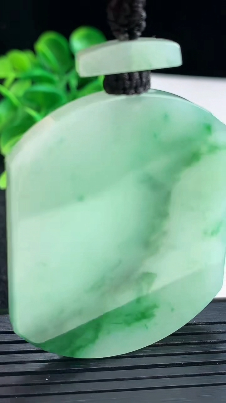 天然A货翡翠无事牌吊坠尺寸53.3-43.8-5.5重量:40.62g
4月16日