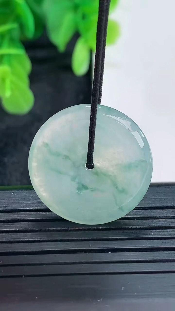 天然A货翡翠飘花平安扣吊坠尺寸22.6-3.9重量:4.65g
4月16日