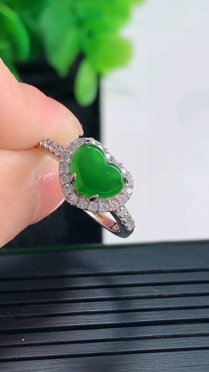 天然A货翡翠爱心戒指 可调节尺寸5.9-7.7重量:2.37g2026年4月16日
工厂直销收藏佳品,种好水足，色泽均匀，有种有色，上手高大气！
