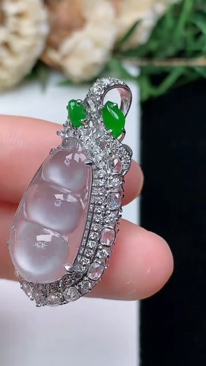 天然A货翡翠白冰福豆吊坠，尺寸34.5-16.3-11.3，裸石20.5-11.4，重量:4.15g
4月16日，重量:4.15g