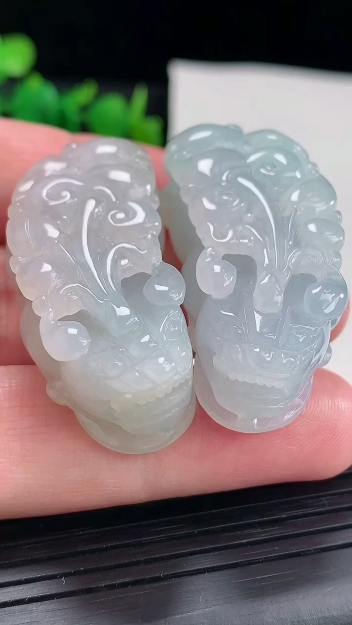 天然A货翡翠貔貅吊坠一对尺寸40.5-20-15重量:53.48g
4月16日