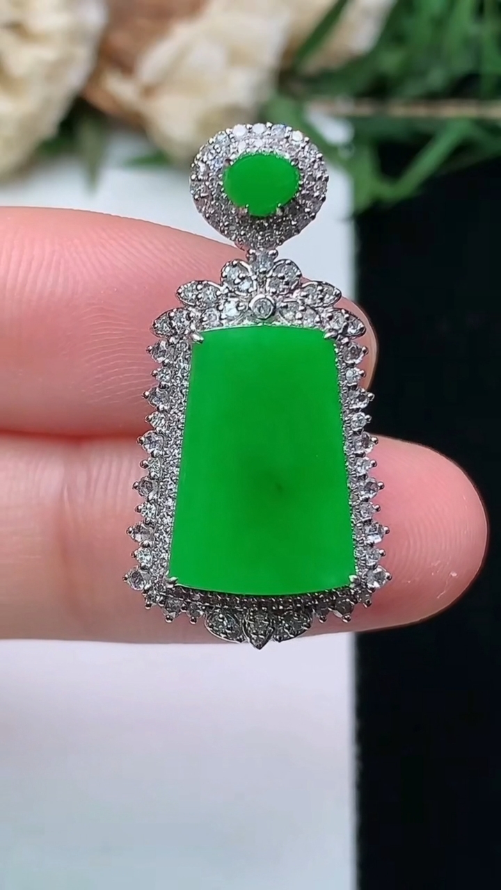 天然A货翡翠无事牌吊坠，尺寸28.4-14.6-9.6，裸石14-9.6，重量:4.64g
4月16