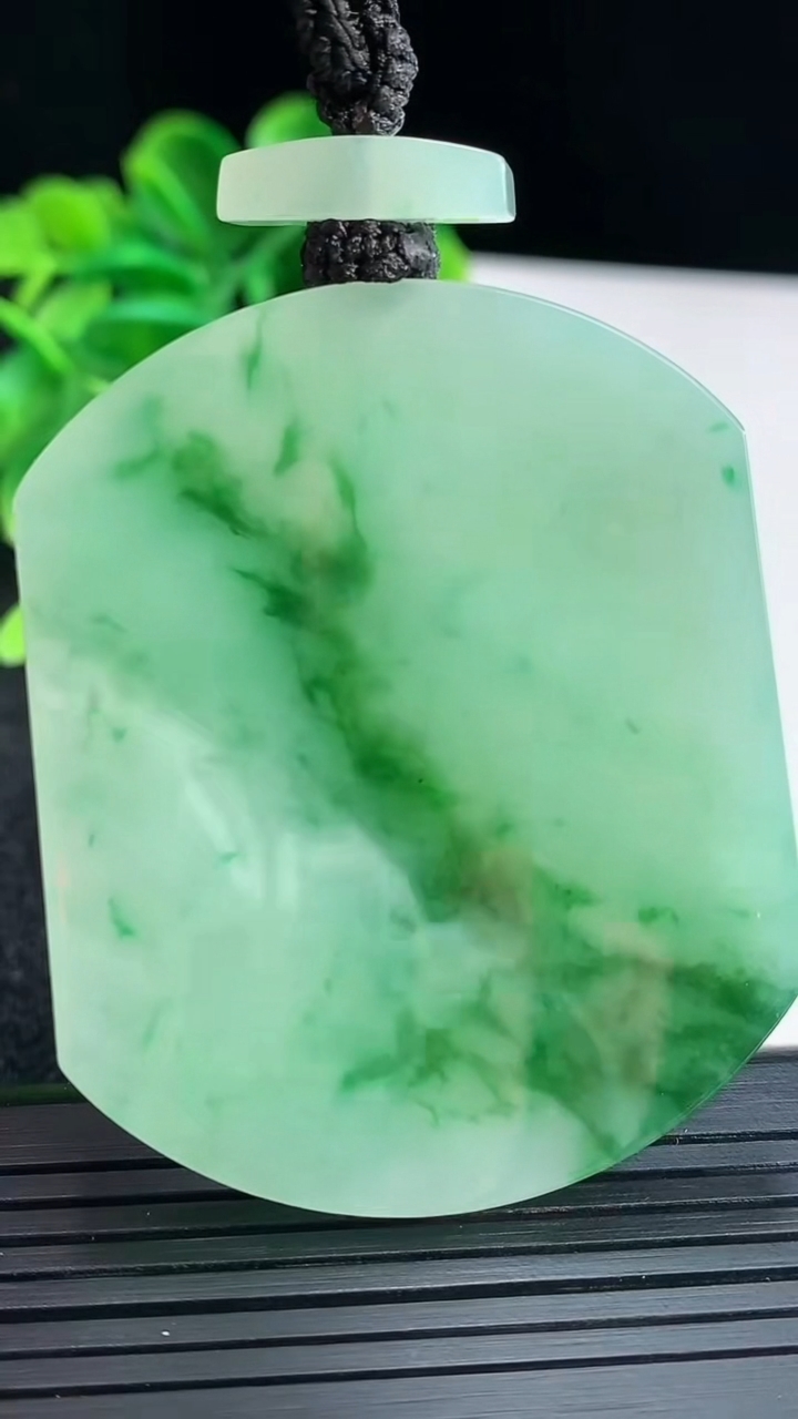 天然A货翡翠无事牌吊坠尺寸53.3-43.8-5.5重量:40.62g
4月16日