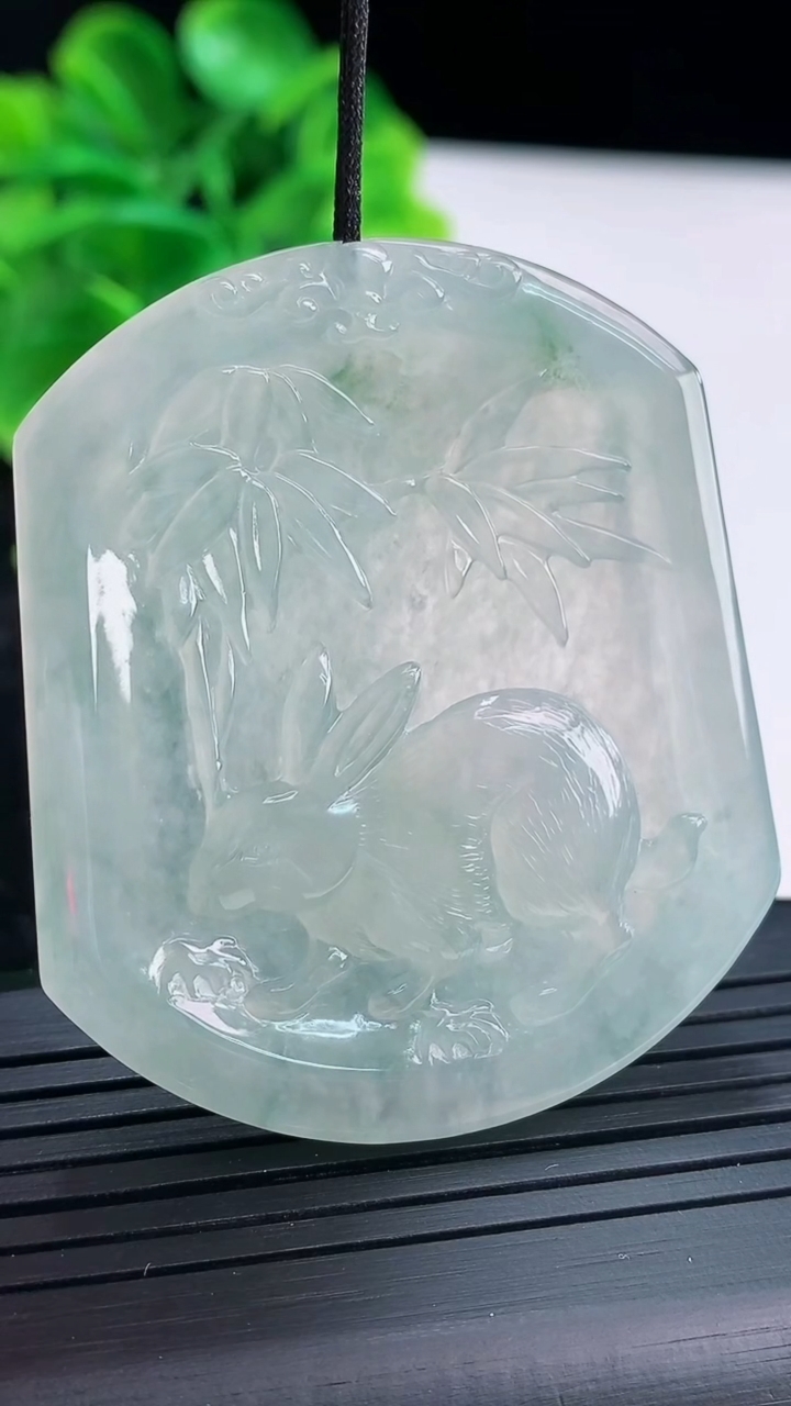 天然A货翡翠飘花生肖兔吊坠尺寸50.3-42.6-5.3重量:23.09g
4月16日