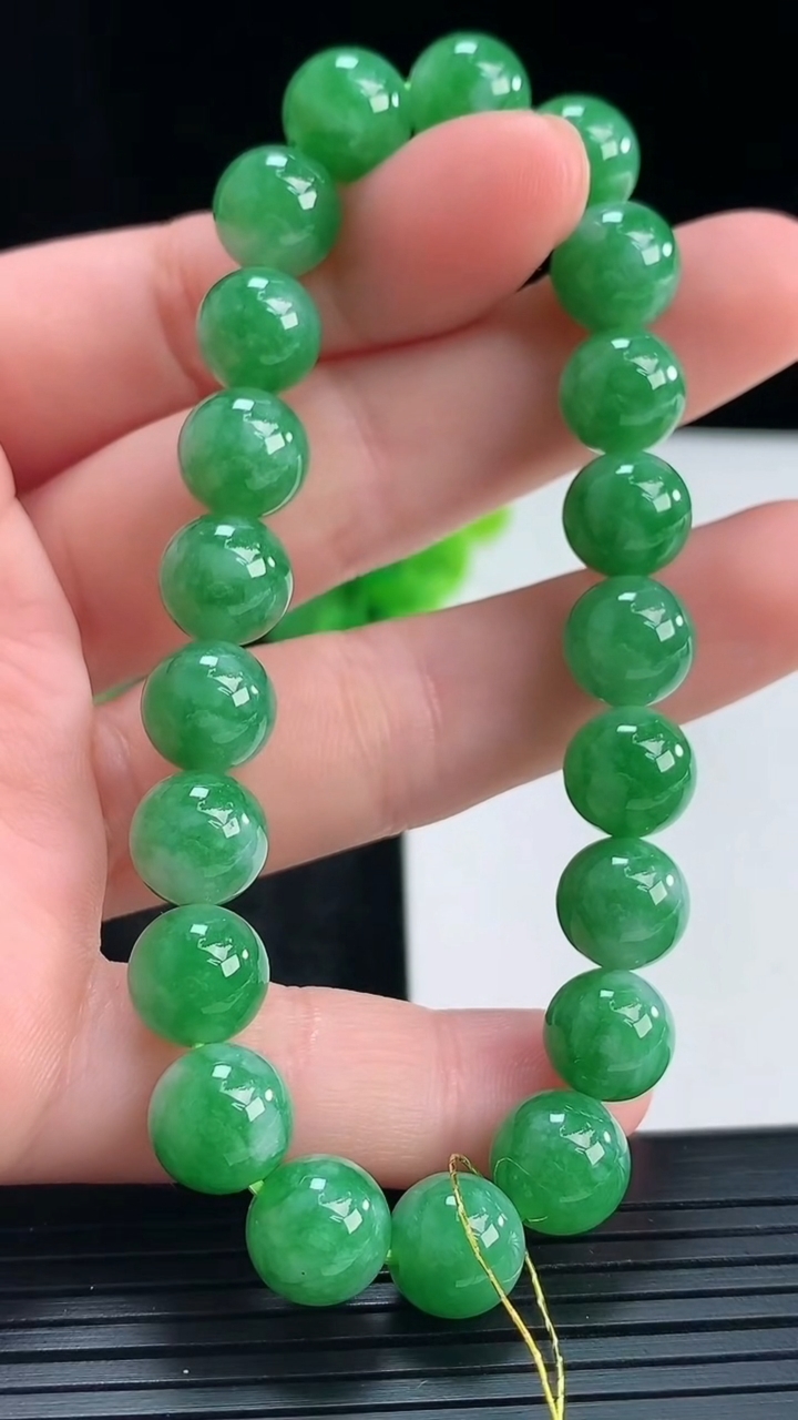天然A货翡翠圆珠手串尺寸8.8-21颗重量:25.90g4月16日
工厂直销收藏佳品,种好水足，色泽均匀，有种有色，上手高大气！