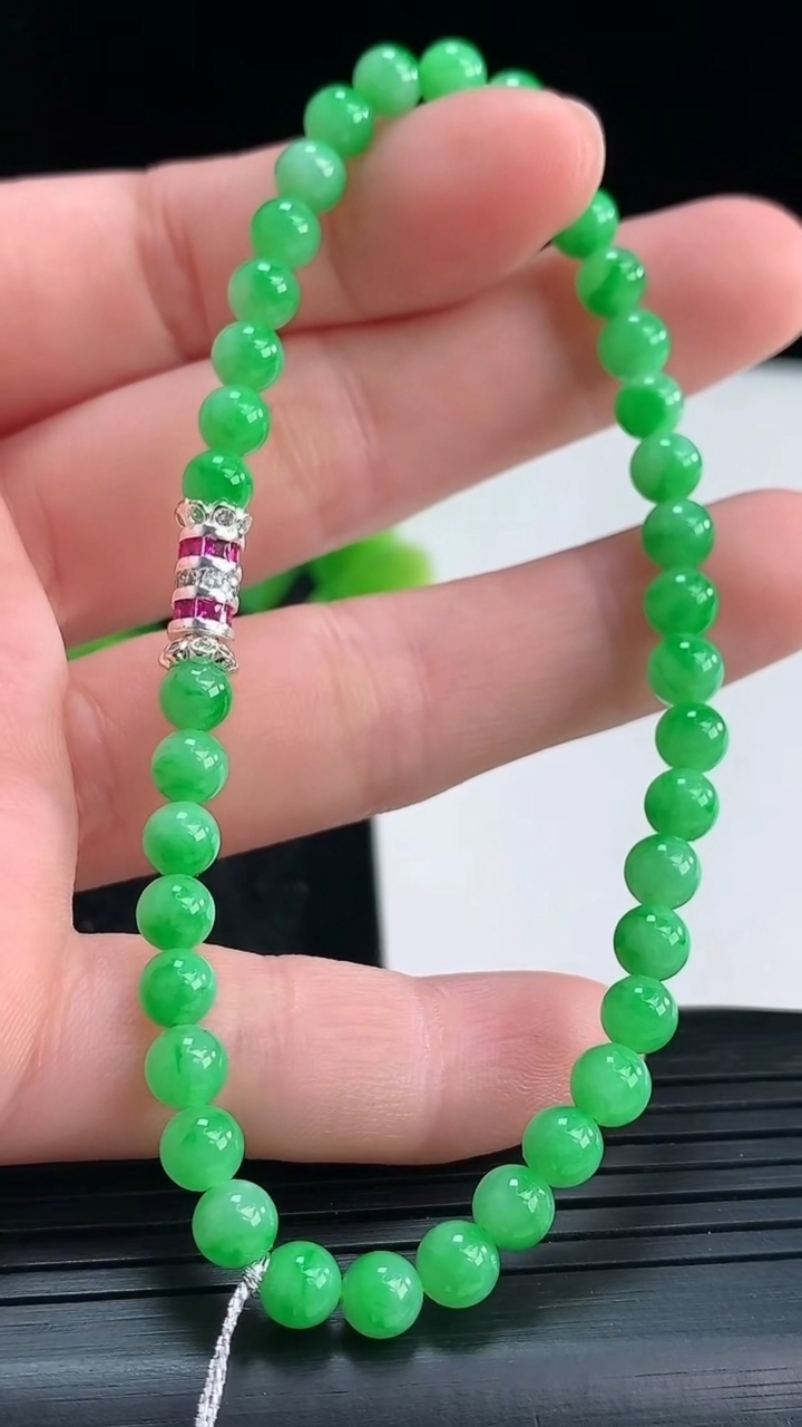 天然A货翡翠圆珠手串尺寸4.7-38颗重量:8.25g4月16日
工厂直销收藏佳品,种好水足，色泽均匀，有种有色，上手高大气！