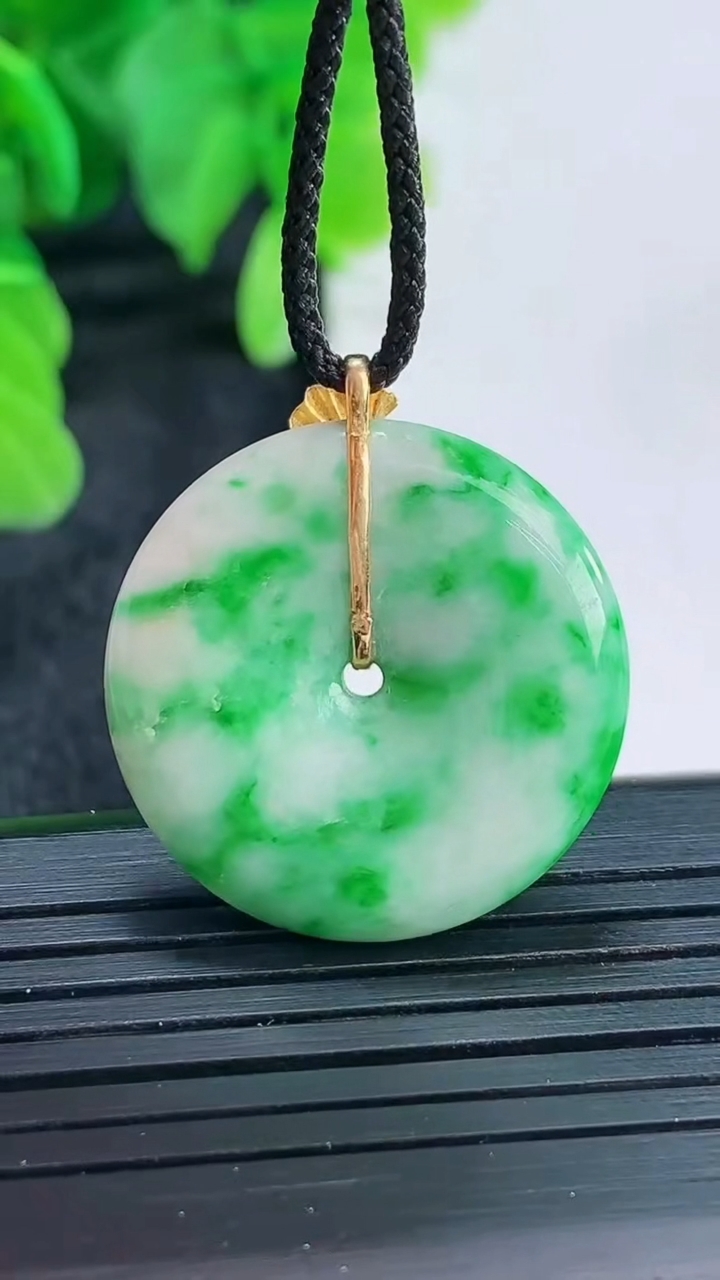 天然A货翡翠平安扣吊坠尺寸27.2-24-4.9重量:6.62g
4月16日