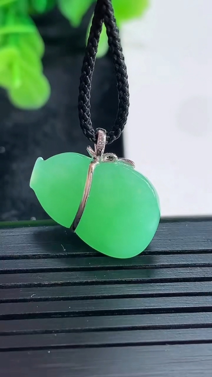 天然A货翡翠葫芦吊坠尺寸20-14.1-7.8重量:4.10g
4月16日