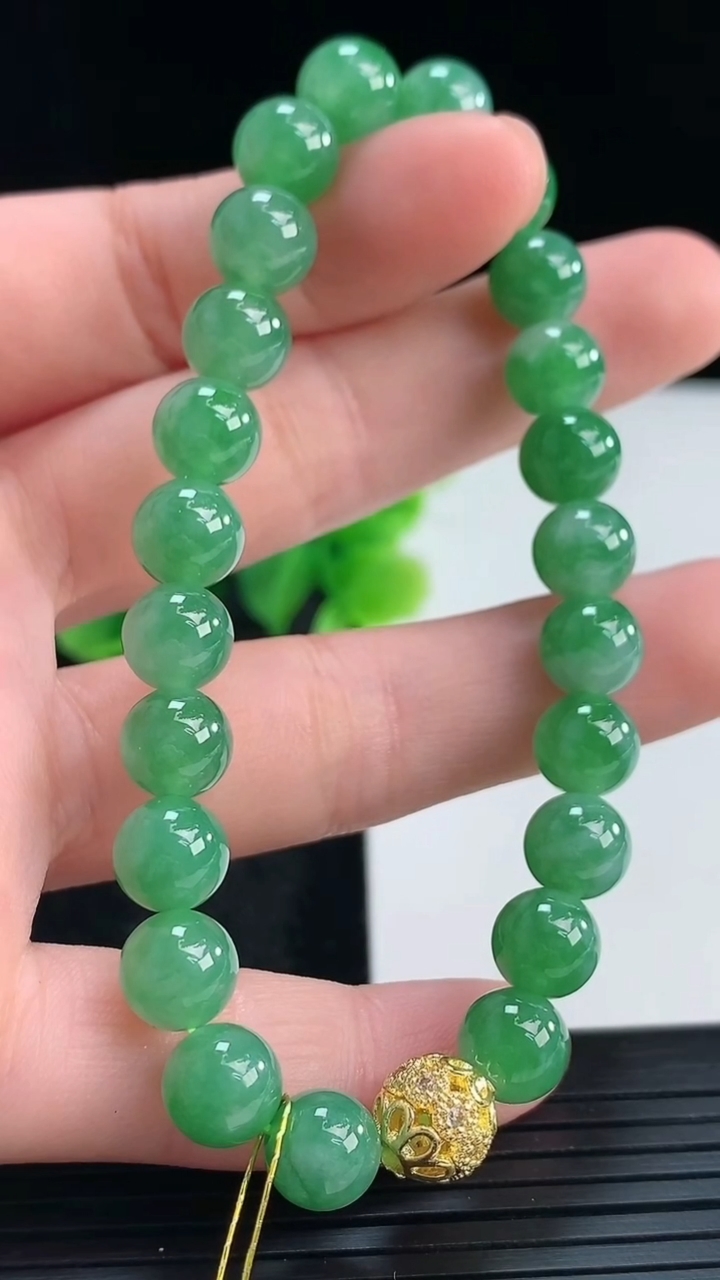 天然A货翡翠圆珠手串尺寸7.4-23颗重量:19.01g4月16日
工厂直销收藏佳品,种好水足，色泽