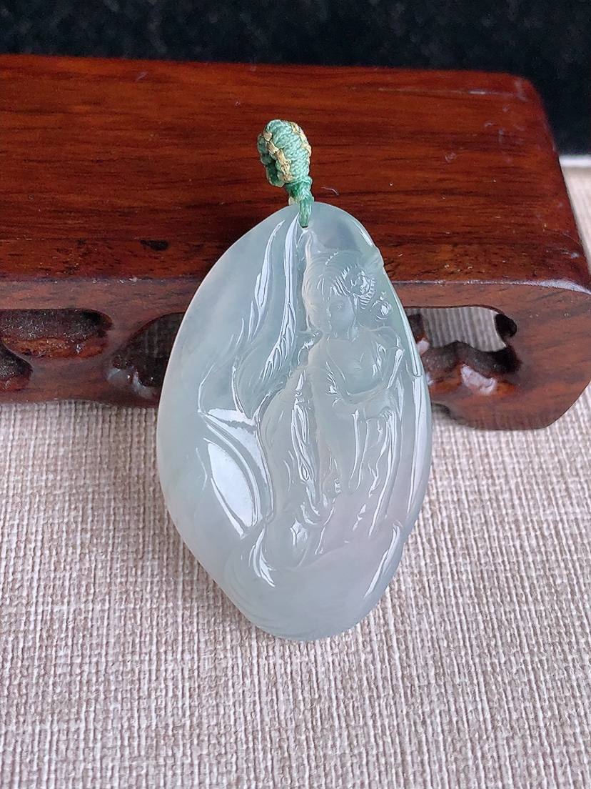 天然A货翡翠晴水狐狸仙子吊坠 
尺寸44-28.2-4.6mm 重量12.44g 0415